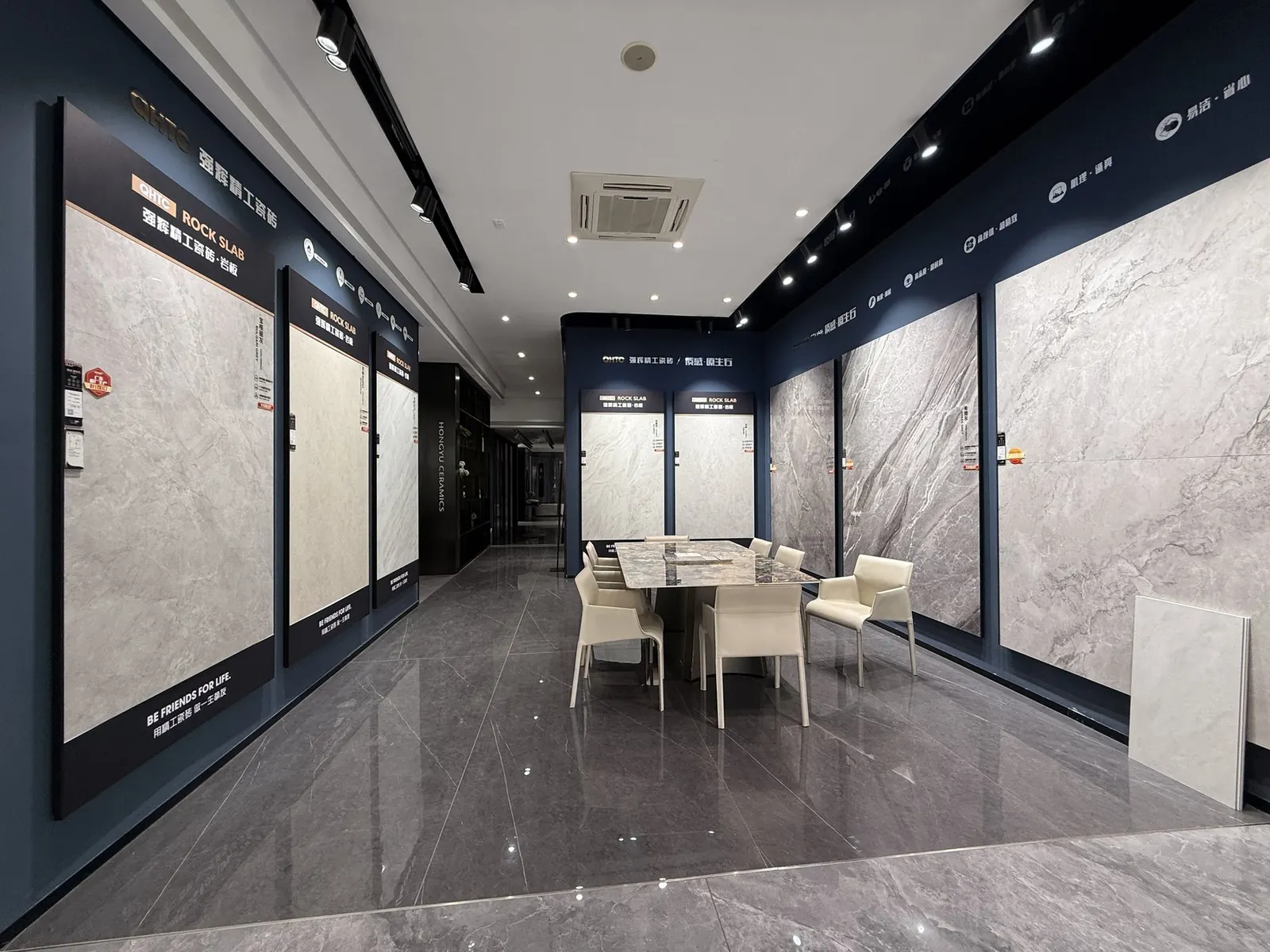 万通建材提供的展厅瓷砖样品墙和洽谈区资料照片