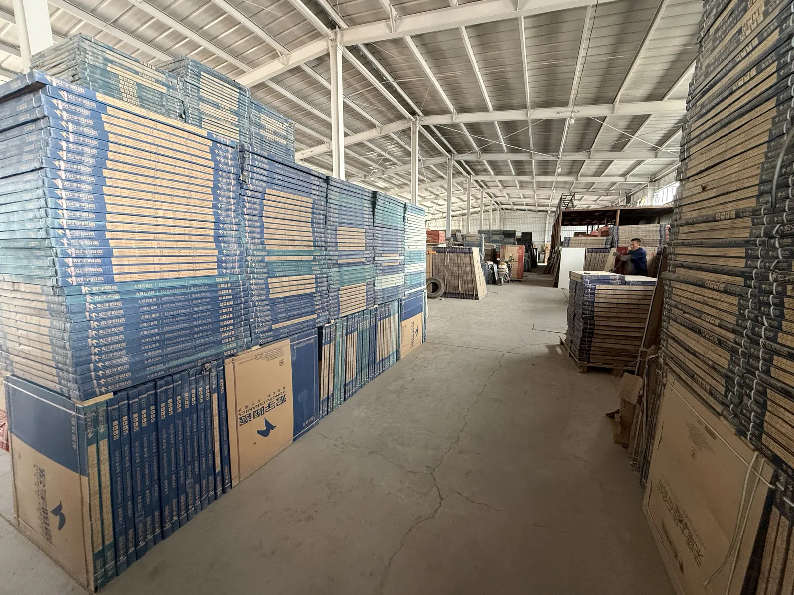 万通建材C-23仓库内部库存实拍